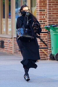 irina-shayk-rocks-spiked-shoes-in-nyc-12.04.2024-2.jpg