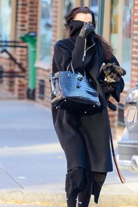 irina-shayk-rocks-spiked-shoes-in-nyc-12.04.2024-4.jpg
