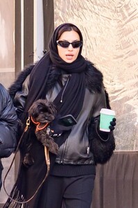 irina-shayk-s-stylish-stroll-in-new-york-city-01.08.2025-6.jpg
