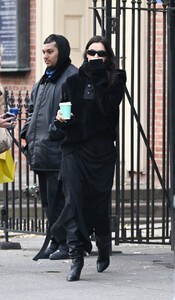 irina-shayk-spotted-on-morning-walk-in-nyc-12.09.2024-0.jpg