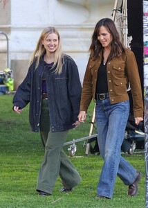 jennifer-garner-films-the-last-thing-he-told-me-01.21.2025-1.jpg