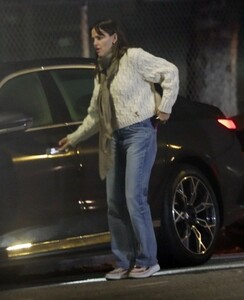 jennifer-garner-supports-kids-at-school-play-in-los-angeles-12.14.2024-3.jpg