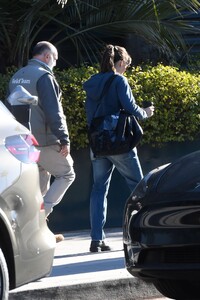 jennifer-garner-volunteers-to-feed-la-firefighters-01.10.2025-3.jpg