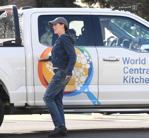 jennifer-garner-volunteers-to-feed-la-firefighters-01.10.2025-5.jpg