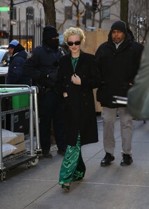 julia-garner-arrives-at-live-with-kelly-and-mark-in-nyc-01.22.2025-2.jpg