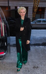 julia-garner-spotted-in-new-york-city-01.22.2025-3.jpg