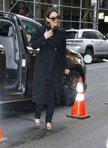 katie-holmes-arrives-for-final-performance-of-our-town-01_19.2025-0.thumb.jpg.0359a95210e640aa3eeaa844a542b325.jpg