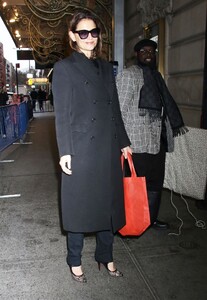 katie-holmes-arrives-for-final-performance-of-our-town-01_19.2025-13.thumb.jpg.8707e6a957a3cc6a84788178e810c227.jpg