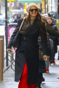 katie-holmes-masters-winter-chic-designer-sunglasses-and-luxe-layers-for-broadway-style-01_18.2025-3.thumb.jpg.f024b4da6d51d0805b81c72eaadd719e.jpg