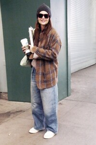 katie-holmes-meets-radio-man-in-nyc-01.12.2025-0.jpg