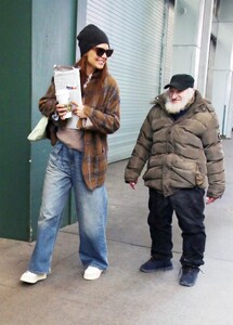 katie-holmes-meets-radio-man-in-nyc-01.12.2025-1.jpg