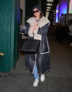 katie-holmes-spotted-arriving-for-broadway-play-our-town-01_10.2025-4.thumb.jpg.424a1af5a41644cd8bcf3c86d8565144.jpg