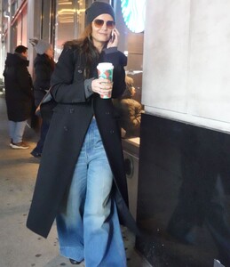 katie-holmes-spotted-grabbing-coffee-in-times-square-nyc-02.12.2024-3.jpg