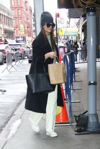 katie-holmes-spotted-in-nyc-streets-01.11.2025-3.jpg