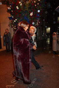 kelly-rowland-enjoys-a-night-out-at-death-becomes-her-on-broadway-11-21-2024-0.jpg