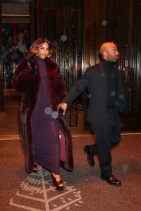 kelly-rowland-enjoys-a-night-out-at-death-becomes-her-on-broadway-11-21-2024-2.jpg