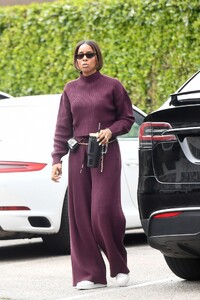 kelly-rowland-treats-herself-to-a-pampering-salon-day-in-la-11-26-2024-1.jpg