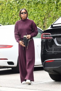 kelly-rowland-treats-herself-to-a-pampering-salon-day-in-la-11-26-2024-3.jpg