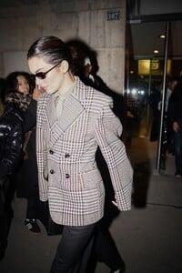 kendall-jenner-at-schiaparelli-show-for-paris-fashion-week-01.26.2025-3.jpg