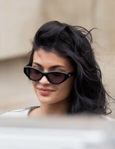 kylie-jenner-stuns-in-white-and-black-at-chanel-ss-2025-3.jpg