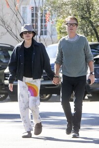 lisa-rinna-and-harry-hamlin-spotted-holding-hands-11-17-2024-1.thumb.jpg.9ced69f772727dd2dcecbb9a192ff054.jpg
