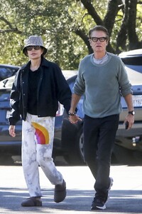 lisa-rinna-and-harry-hamlin-spotted-holding-hands-11-17-2024-4.thumb.jpg.3556f024548250b3d082dc3511b816d2.jpg
