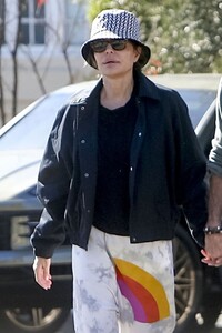 lisa-rinna-and-harry-hamlin-spotted-holding-hands-11-17-2024-5.thumb.jpg.ac9b40b72fb66de6fce53578b3c0f2d9.jpg