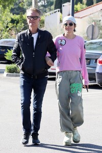 lisa-rinna-and-harry-hamlin-spotted-in-bel-air-01_10.2025-0.thumb.jpg.986985de45567e695591702041a1f90e.jpg
