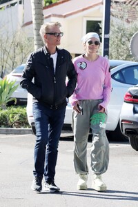 lisa-rinna-and-harry-hamlin-spotted-in-bel-air-01_10.2025-2.thumb.jpg.7bf2b81d96c04126994e0abeeda6faac.jpg