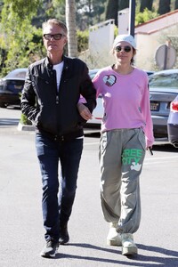 lisa-rinna-and-harry-hamlin-spotted-in-bel-air-01_10.2025-4.thumb.jpg.3112455a84d35835a94d460fba1b165c.jpg