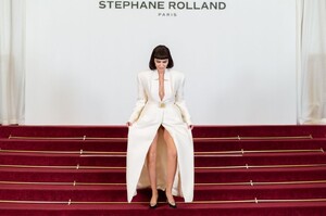 lisa-rinna-attends-stephane-rolland-haute-couture-photocall-01.28.2025-5.jpg