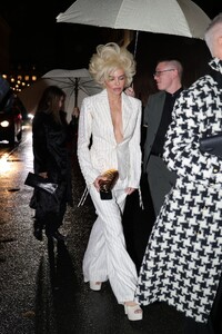 lisa-rinna-dines-at-costes-in-paris-01.29.2025-0.jpg