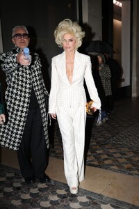 lisa-rinna-dines-at-costes-in-paris-01.29.2025-2.jpg