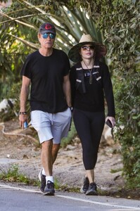 lisa-rinna-harry-hamlin-enjoy-autumn-hike-13-11-2024-1.thumb.jpg.dc9768da8da18beb57fff73f9bc24542.jpg