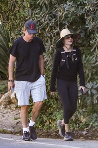 lisa-rinna-harry-hamlin-enjoy-autumn-hike-13-11-2024-3.thumb.jpg.b355ac00dd9165410cc7748ff1b9fce8.jpg