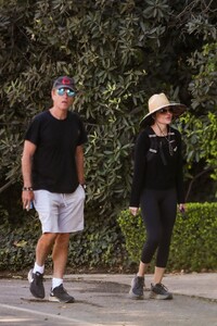 lisa-rinna-harry-hamlin-enjoy-autumn-hike-13-11-2024-4.thumb.jpg.471b42b6738ceae6dd99a4149f2ca871.jpg