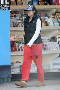 lisa-rinna-spotted-checking-out-magazines-in-los-angeles-11-30-2024-4.thumb.jpg.176cb63b9428449b693667905612cbcc.jpg