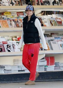 lisa-rinna-spotted-checking-out-magazines-in-los-angeles-11-30-2024-6.thumb.jpg.cb7fe24c5de7f737005eaa280e482da4.jpg