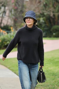 lisa-rinna-spotted-in-casual-chic-at-the-beverly-hills-hotel-12.23.2024-0.jpg