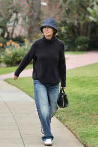 lisa-rinna-spotted-in-casual-chic-at-the-beverly-hills-hotel-12.23.2024-2.jpg