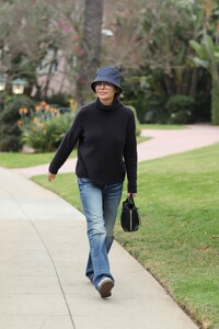 lisa-rinna-spotted-in-casual-chic-at-the-beverly-hills-hotel-12.23.2024-3.jpg