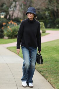 lisa-rinna-spotted-in-casual-chic-at-the-beverly-hills-hotel-12.23.2024-4.jpg