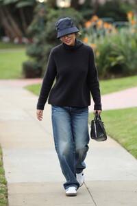 lisa-rinna-spotted-in-casual-chic-at-the-beverly-hills-hotel-12.23.2024-5.jpg