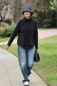lisa-rinna-spotted-in-casual-chic-at-the-beverly-hills-hotel-12.23.2024-6.jpg