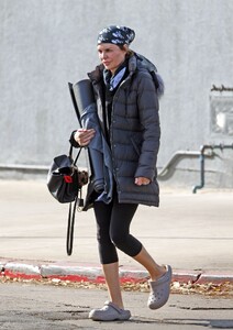 lisa-rinna-spotted-rocking-pirate-chic-as-she-rushes-to-morning-yoga-session-in-la-01_17.2025-3.thumb.jpg.a99d9a2547f6f0b85800412beb7c5a2f.jpg