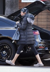 lisa-rinna-spotted-rocking-pirate-chic-as-she-rushes-to-morning-yoga-session-in-la-01_17.2025-7.thumb.jpg.828929456716094e8f7679beab860db0.jpg
