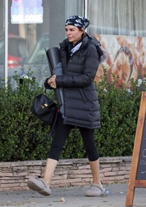 lisa-rinna-spotted-rocking-pirate-chic-as-she-rushes-to-morning-yoga-session-in-la-01_17.2025-8.thumb.jpg.50c7ced5255ee937129495d2f93879c4.jpg