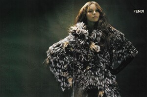 l'officiel russia # 41 october 2002 rie 1.jpg