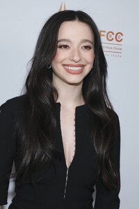 mikey-madison-attends-2025-new-york-film-critics-circle-awards-7.jpg