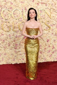 mikey-madison-glows-in-custom-bottega-veneta-at-golden-globes-2025-0.jpg
